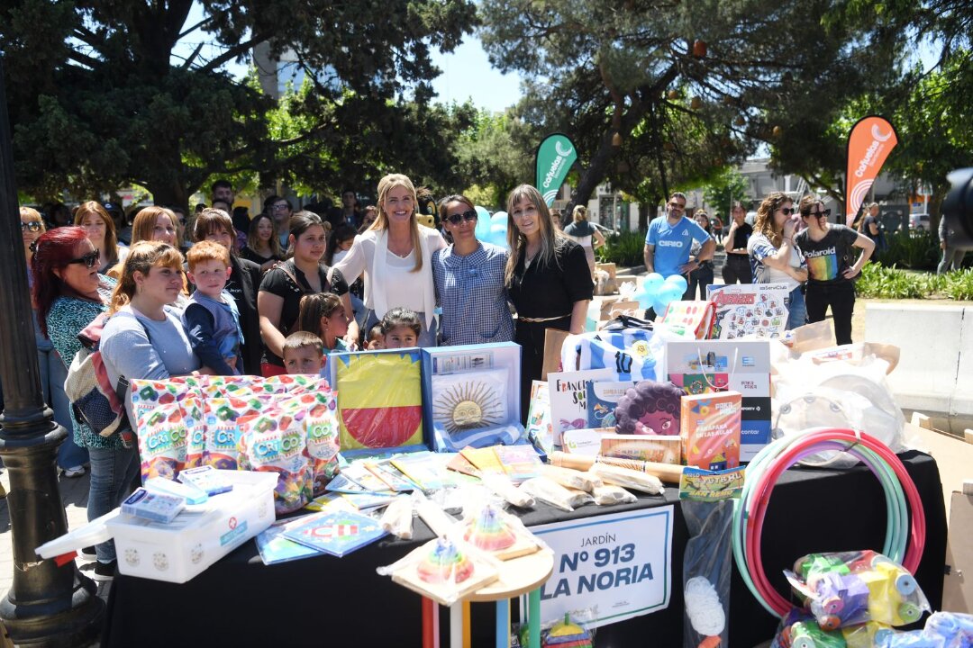 Entrega de kits didácticos a jardines municipales en Cañuelas