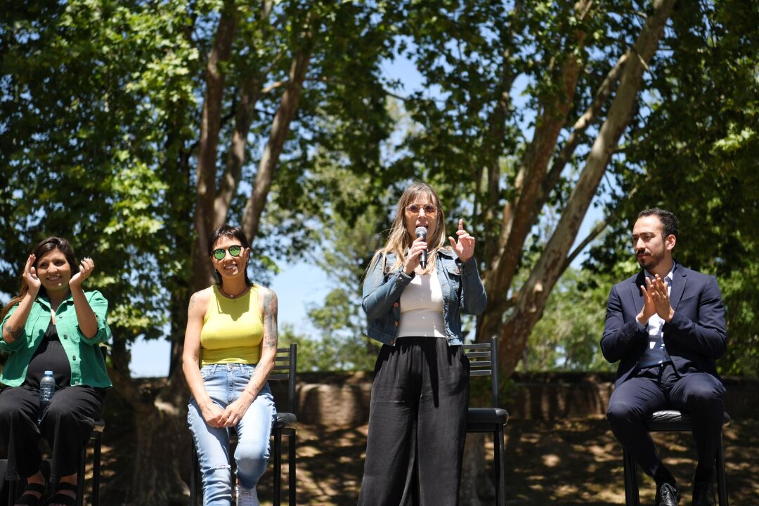 Juliana di Tullio y Mayra Mendoza entregaron material para jardines de Quilmes
