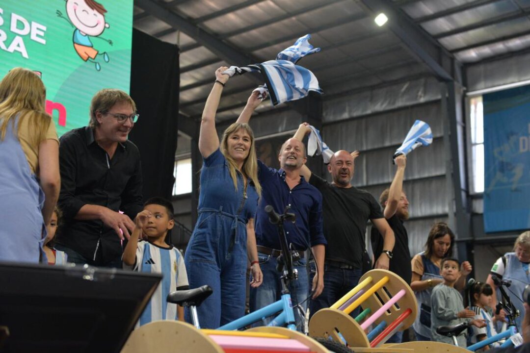 Di Tullio e Insaurralde entregaron materiales didácticos a jardines de Lomas de Zamora