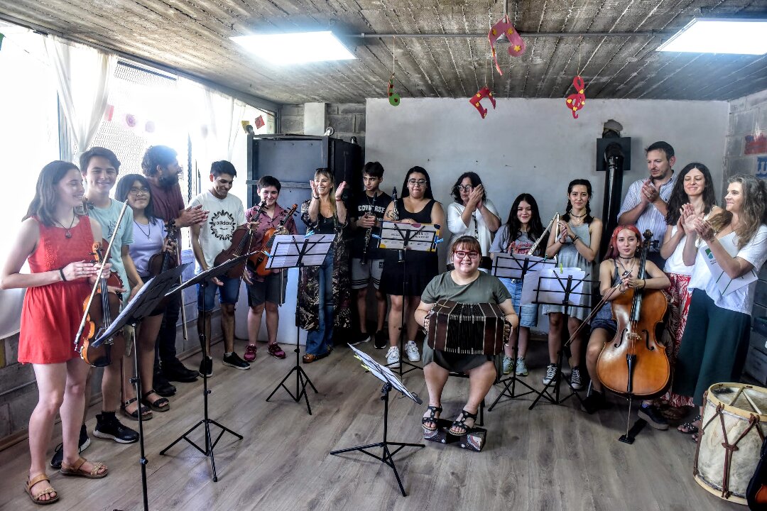 Di Tullio y el presidente del Banco Provincia entregaron instrumentos a orquesta barrial en Moreno